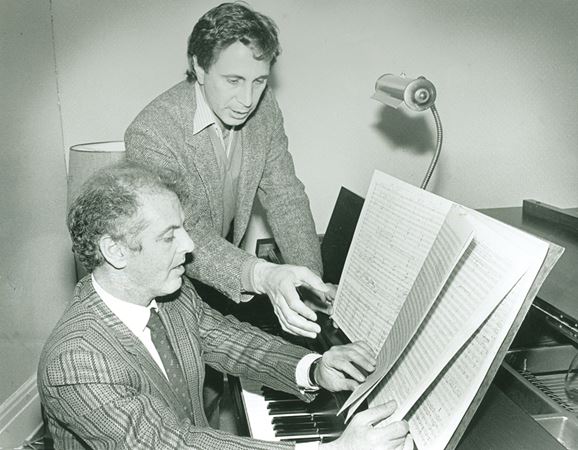 Daniel Barenboim and Corigliano review the score to Symphony no. 1 in March 1990