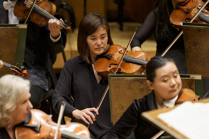 violist Sunghee Choi focuses on a passage of Dvořák's Ninth