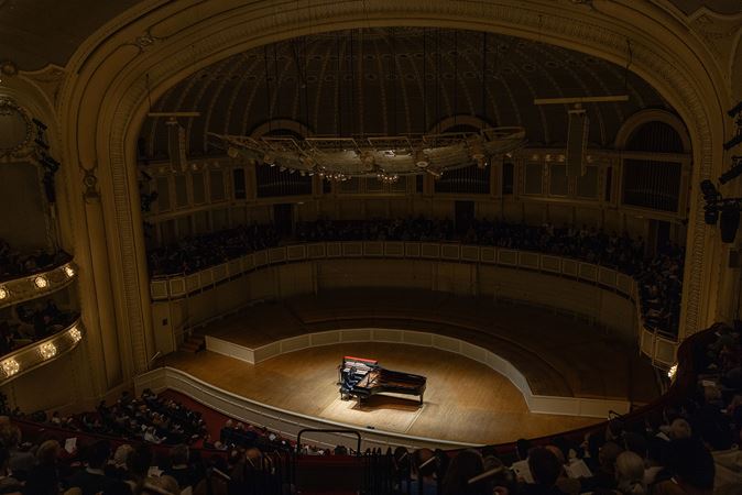 a wide shot of Sumino performing from the balcony