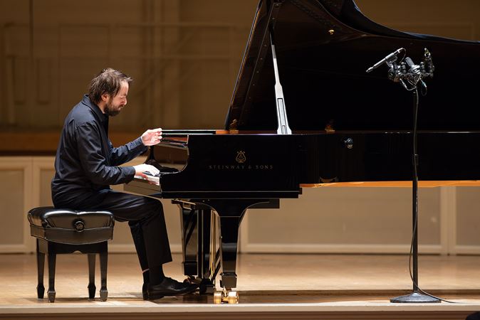 solo pianist at piano