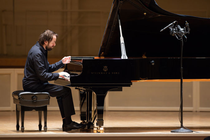 solo pianist at piano