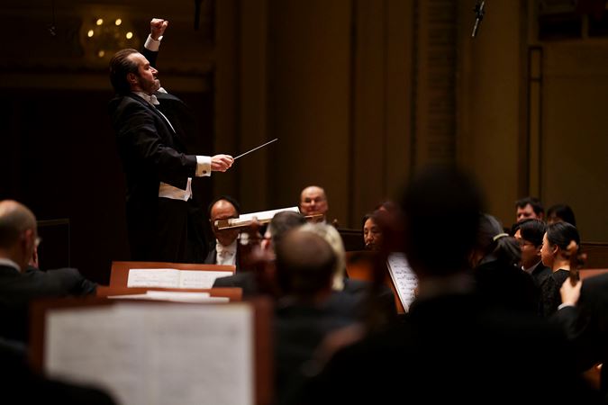 Fabien Gabel conducting the orchestra