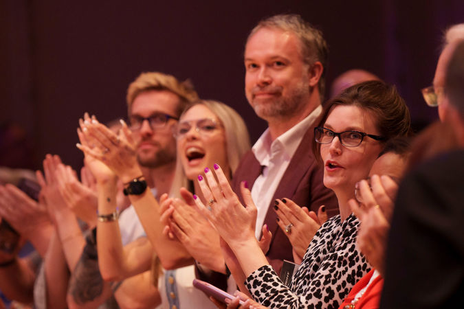 audience clapping