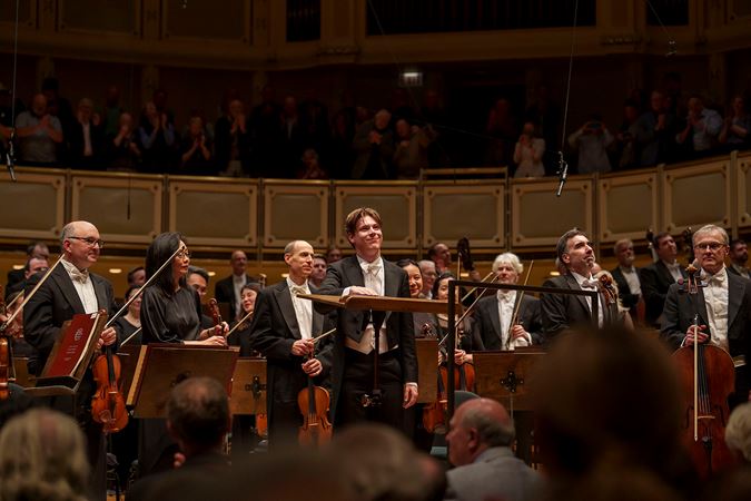 Mäkelä and the Orchestra take a bow together side by side