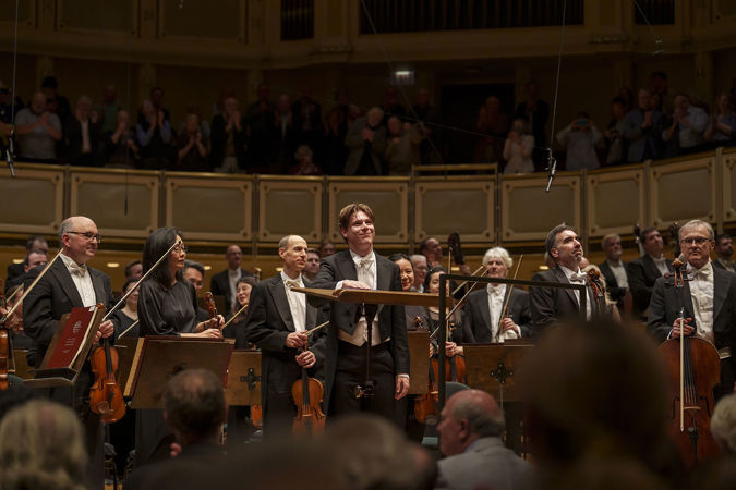 Mäkelä and the Orchestra take a bow together side by side