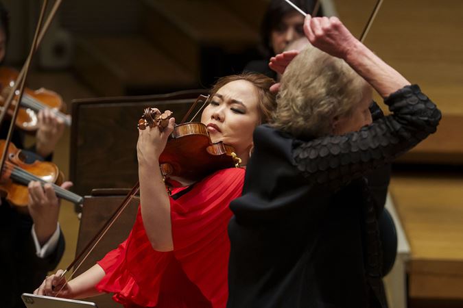 guest violinist Stella Chen solos in Vaughan Williams' The Lark Ascending