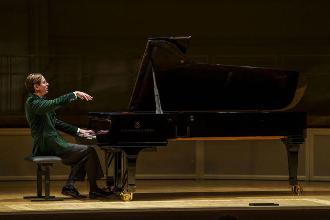 Closeup action shot of pianist Víkingur Ólafsson