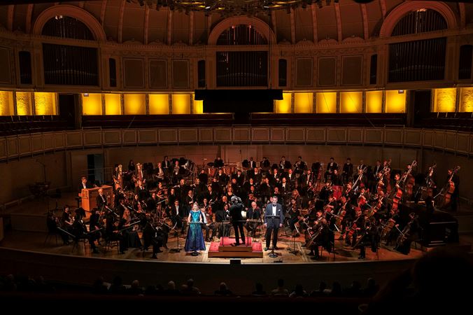 Wide shot of the CSO, Esa-Pekka Salonen, mezzo-soprano Ekaterina Gubanova and bass Christian Van Horn