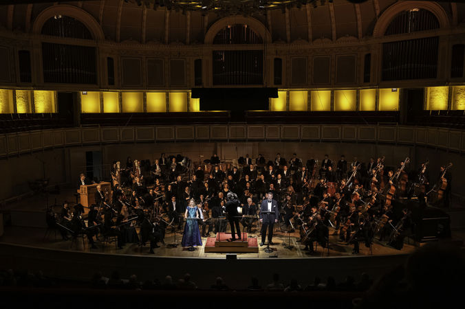 Wide shot of the CSO, Esa-Pekka Salonen, mezzo-soprano Ekaterina Gubanova and bass Christian Van Horn