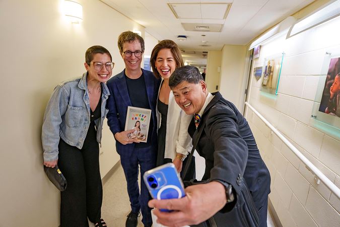 Backstage er group shot of CSO principal clarinet John Bruce Yeh taking a selfie with his daughter Molly Yeh, Ben Folds and a friend