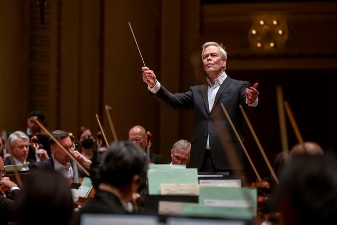 Closeup of Hannu Lintu conducting the Chicago Symphony Orchestra