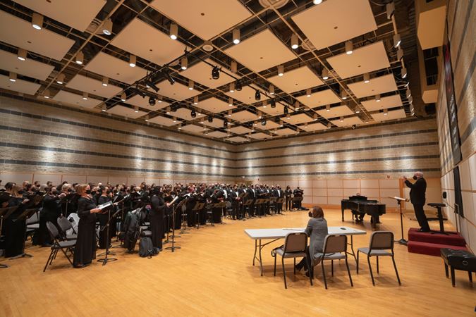 Wolfe conducts Chicago Symphony Chorus