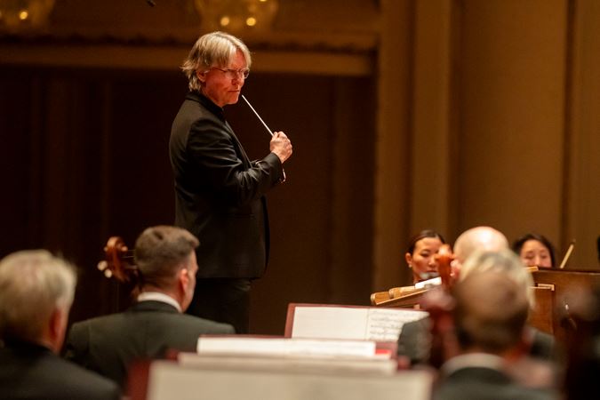 A closeup of Esa-Pekka Salonen conducting the CSO
