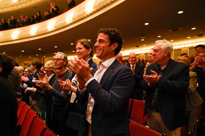 audience clapping