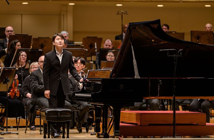 Seong-Jin Cho bowing on stage before his performance of Prokofiev's Second Piano Concerto