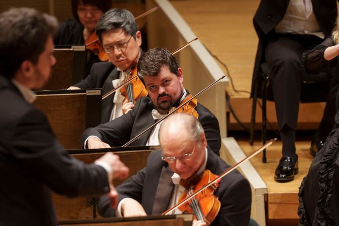 violinist watching conductor