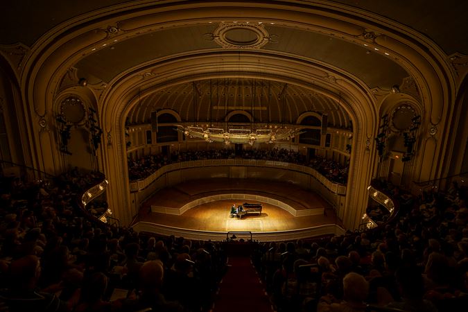Wide shot of Orchestra Hall during Víkingur Ólafsson's piano recital
