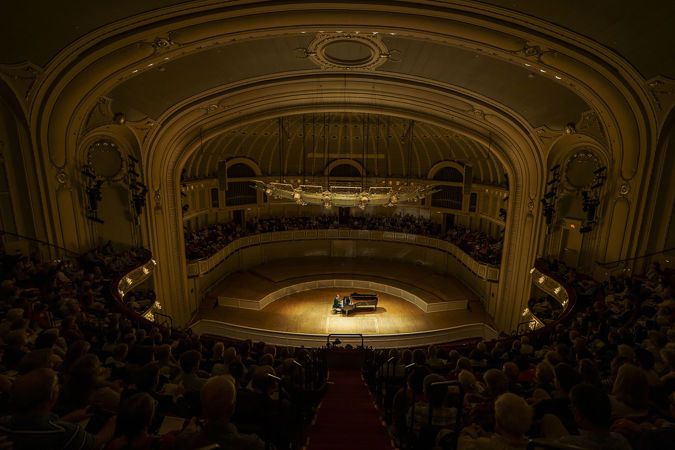 Wide shot of Orchestra Hall during Víkingur Ólafsson's piano recital