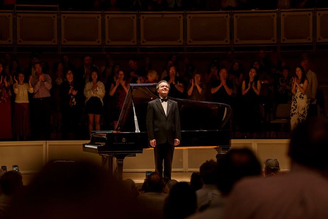 Kissin standing for applause