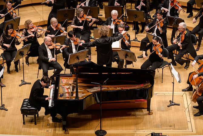 The CSO and pianist Seong-Jin Cho performing on stage