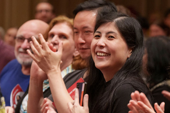 audience clapping
