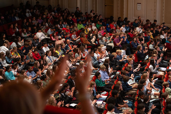 audience clapping