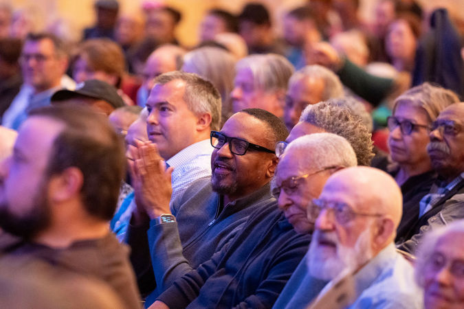 audience clapping