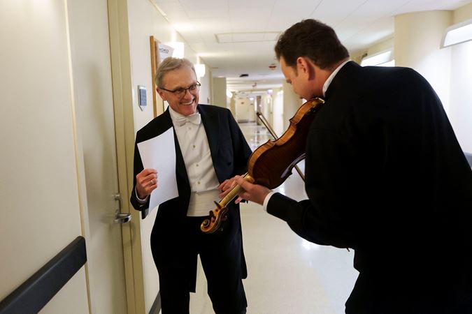 Soloist and musician backstage