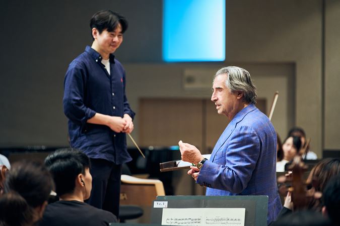Muti works with young conductor at 5th Italian Opera Academy in Tokyo