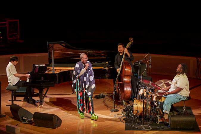 Cécile and her band performing