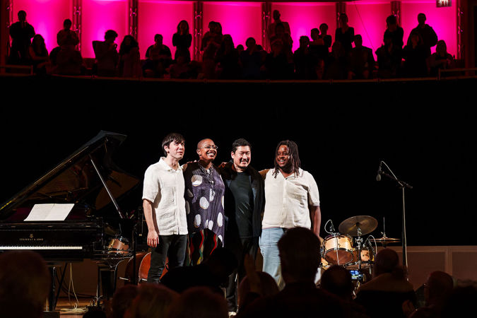 Cécile and her band take a final bow