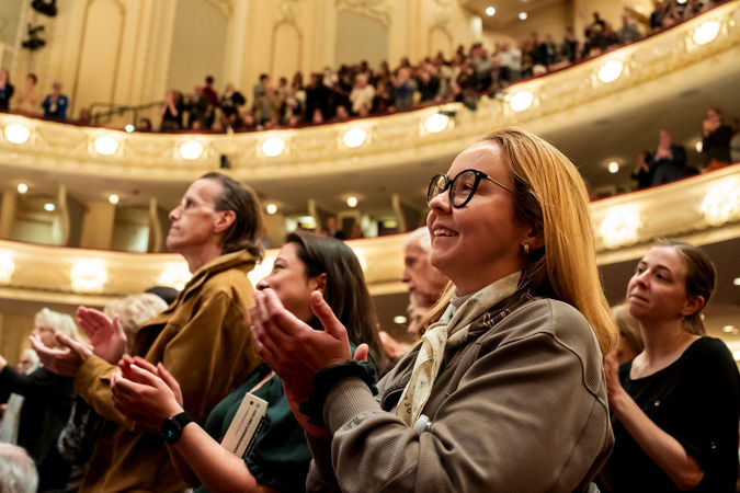 audience clapping