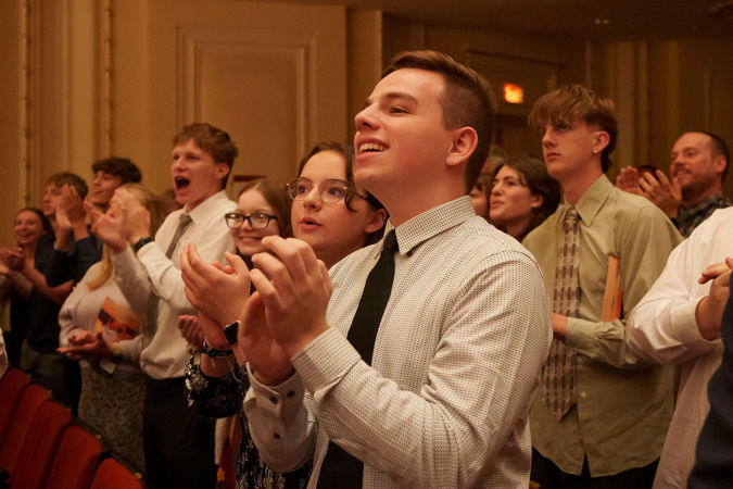 audience clapping