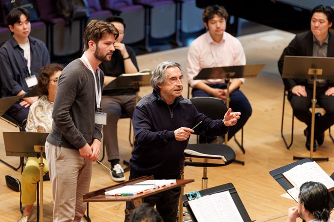 Muti coaches a student at Italian Opera Academy in Tokyo