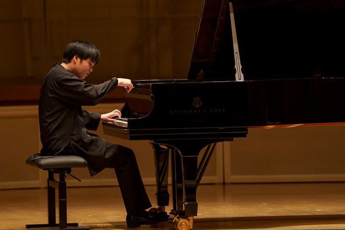 Close up of Pianist Mao Fujita playing the piano
