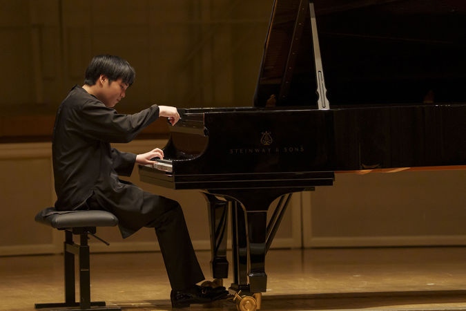 Close up of Pianist Mao Fujita playing the piano