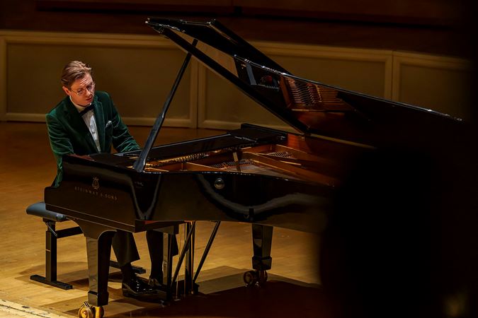 Action shot of pianist Víkingur Ólafsson