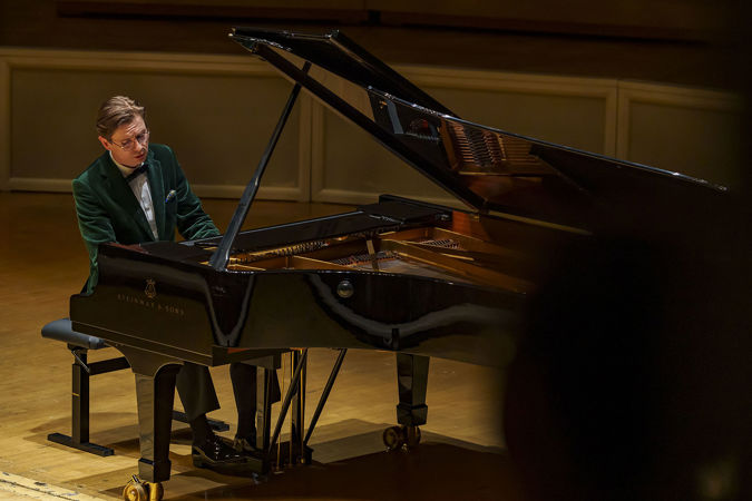 Action shot of pianist Víkingur Ólafsson