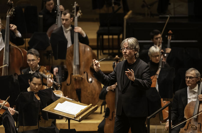 Closeup of Esa-Pekka Salonen conducting the CSO