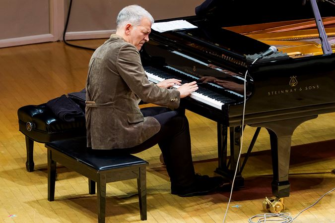 Brad Mehldau concentrates during a solo piano part