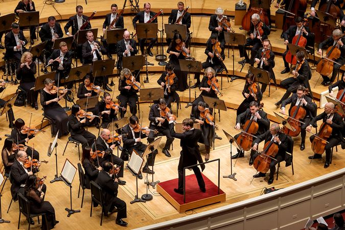 an overhead shot of Klaus Mäkelä leading the Orchestra in an intense passage of Berlioz's Symphonie fantastique