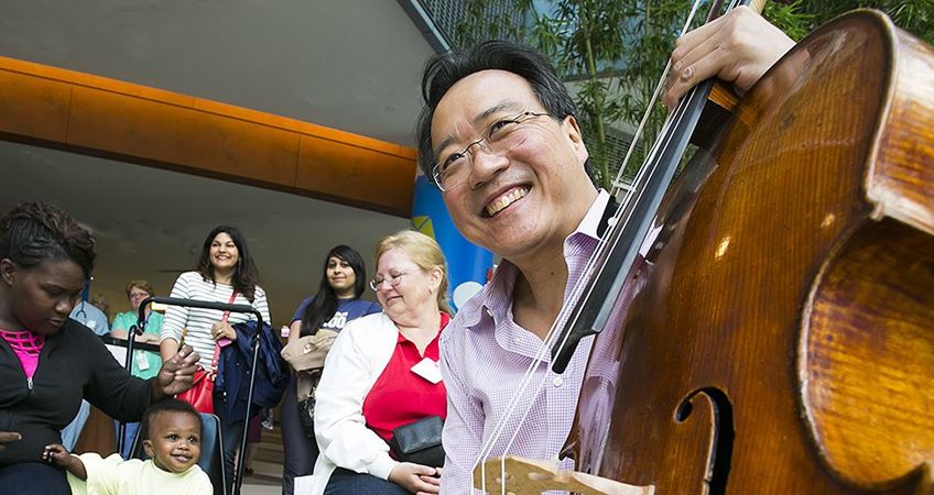 Yo-Yo Ma gives an impromptu performance outside the Rehabilitation Institute of Chicago on the Near North Side.