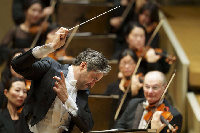 David Afkham conducts with vigor