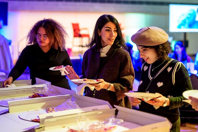 students grab pizza at College Night
