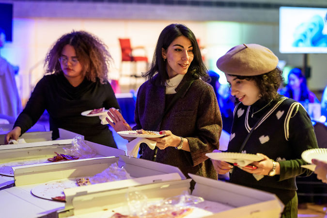 students grab pizza at College Night