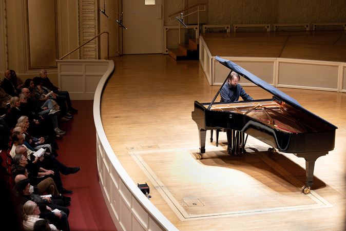 solo pianist at piano