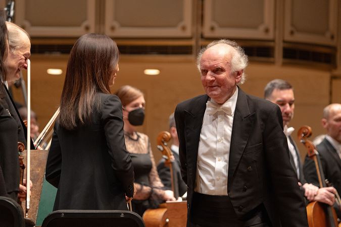 Janowski congratulates associate concertmaster Stephanie Jeong