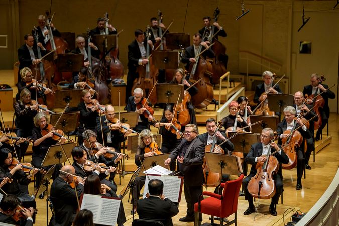 Wide shot of conductor Mikko Franck leading the Chicago Symphony Orchestra