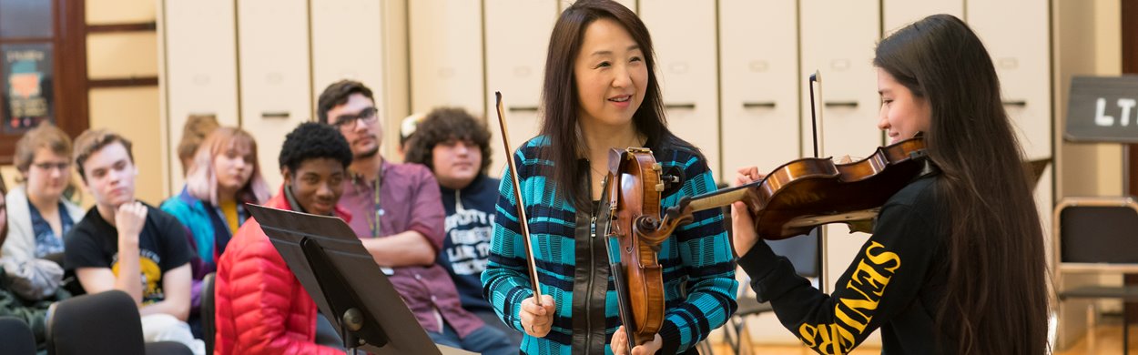 CSO Assistant Concertmaster Yuan-Qing Yu instructs Rebecca Vazquez in a master class at Lane Tech High School.