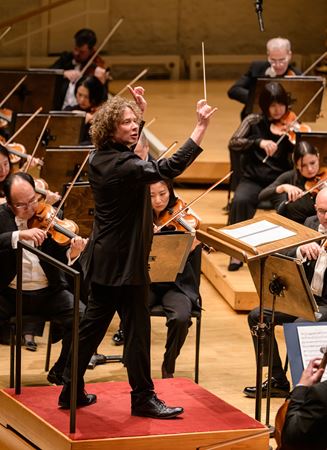 Close up of Santtu-Matias Rouvali conducting the CSO